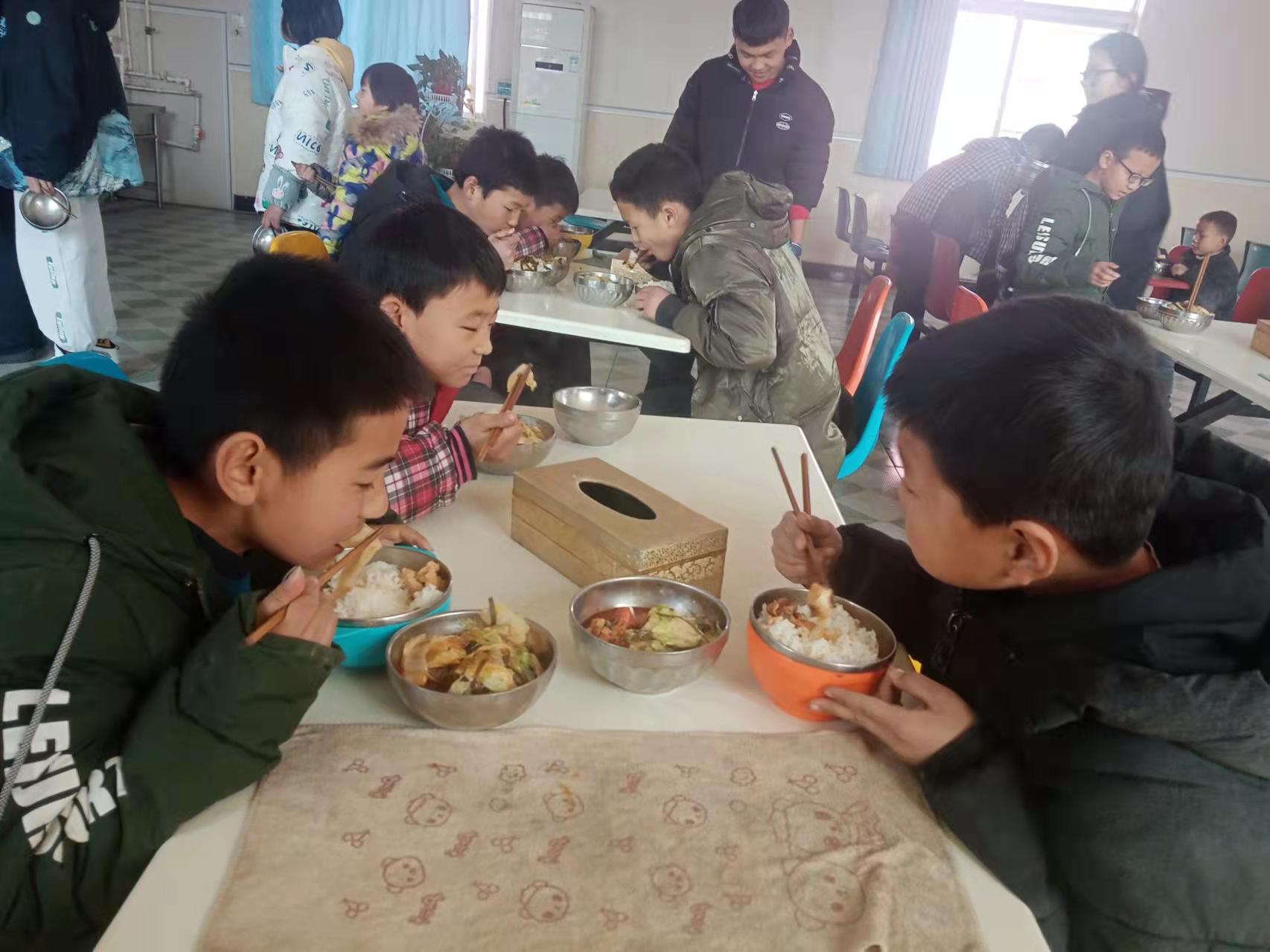 武汉一幼儿园让孩子感受“舌尖上的节气”